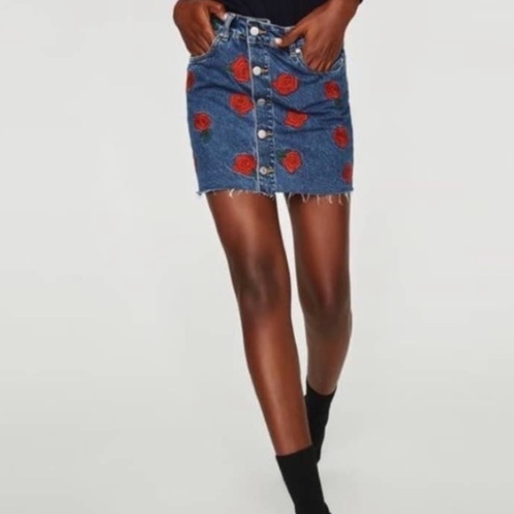 NEW ZARA Embroidered Rose Floral Denim Mini Skirt Size XS - Picture 2 of 7